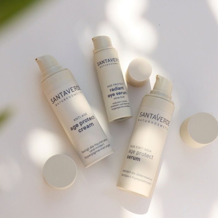 Santaverde age protect cream, serum und radiant eye serum als Pflegeroutine arrangiert