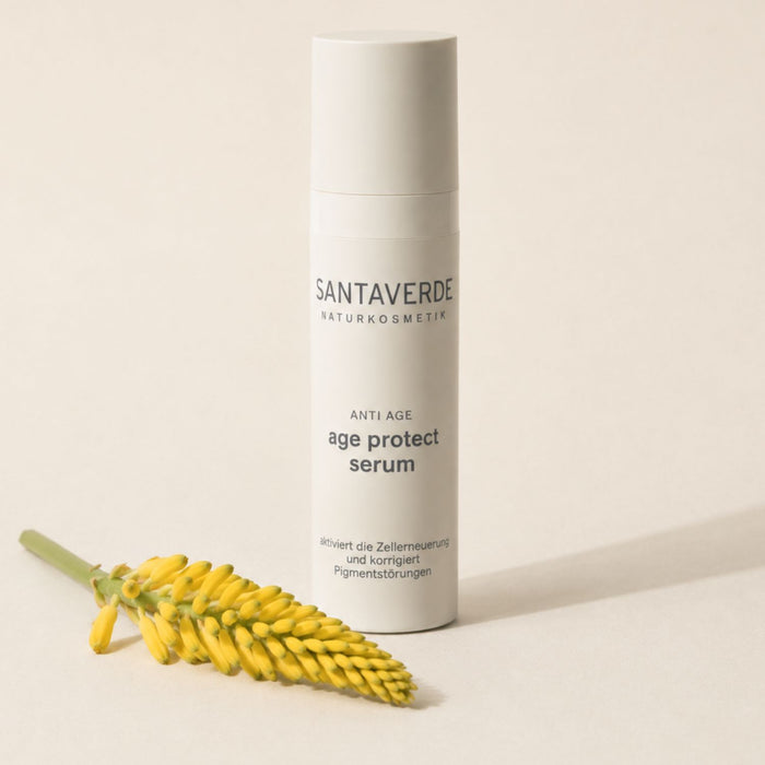 Santaverde age protect serum mit Aloe Vera Blüte bei warmem Licht