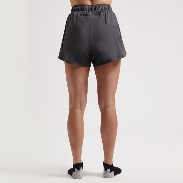 Rogelli Aya korte 2-in-1 hardloopbroek dames grijs gedragen achterkant.