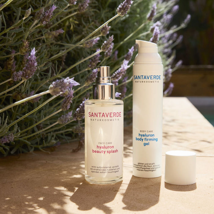 Santaverde hyaluron beauty splash und hyaluron body firming gel vor blühendem Lavendel