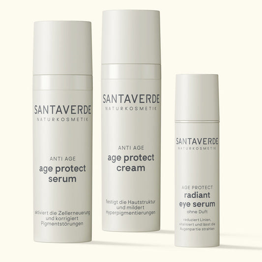Santaverde age protect serum, age protect cream und radiant eye serum als Pflegeroutine arrangiert