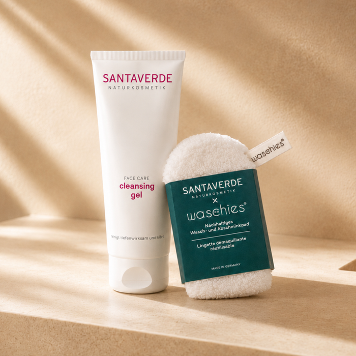 Santaverde cleansing gel mit waschies Abschminkpad auf einem hellen Waschtisch