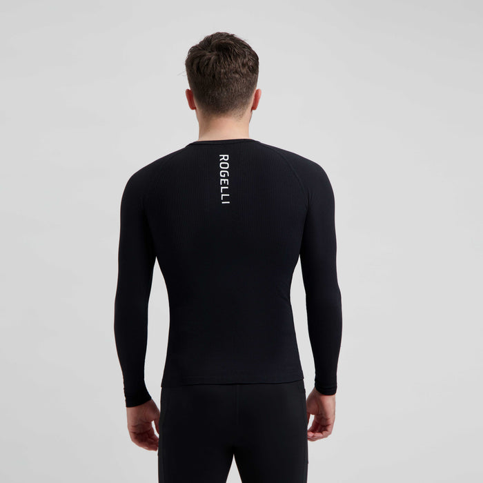 Rogelli Core ondershirt lange mouwen zwart gedragen door man.