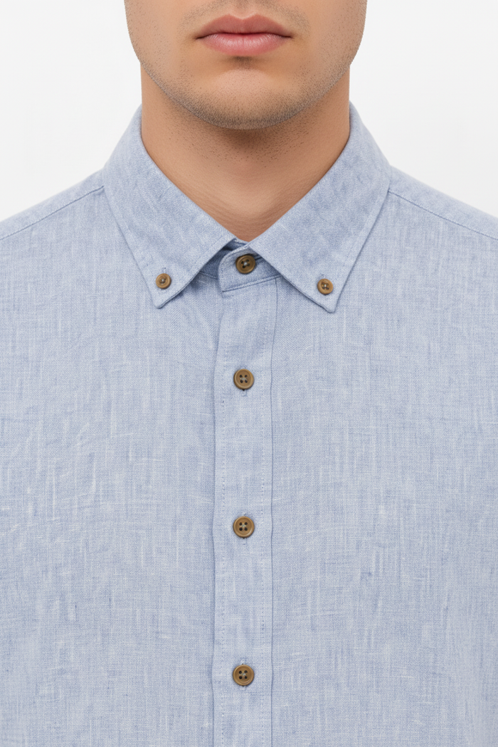Wam Denim Quarn Blue Shirt – button-down collar and olive green button close-up
