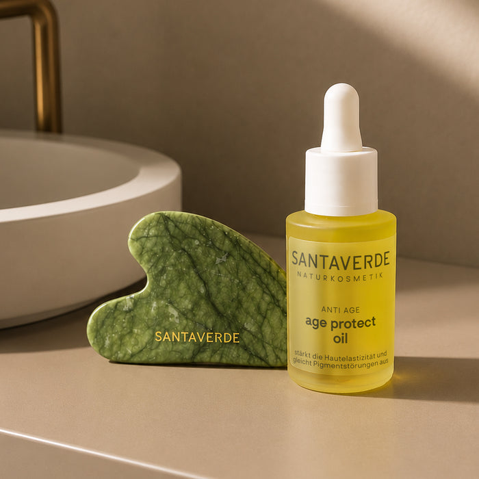 Santaverde age protect oil und Gua Sha Stein in einer Badezimmerumgebung